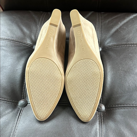 Bandolino Beige Wedge Heels Size 10M Almond Toe Classic Pump - Picture 5 of 6